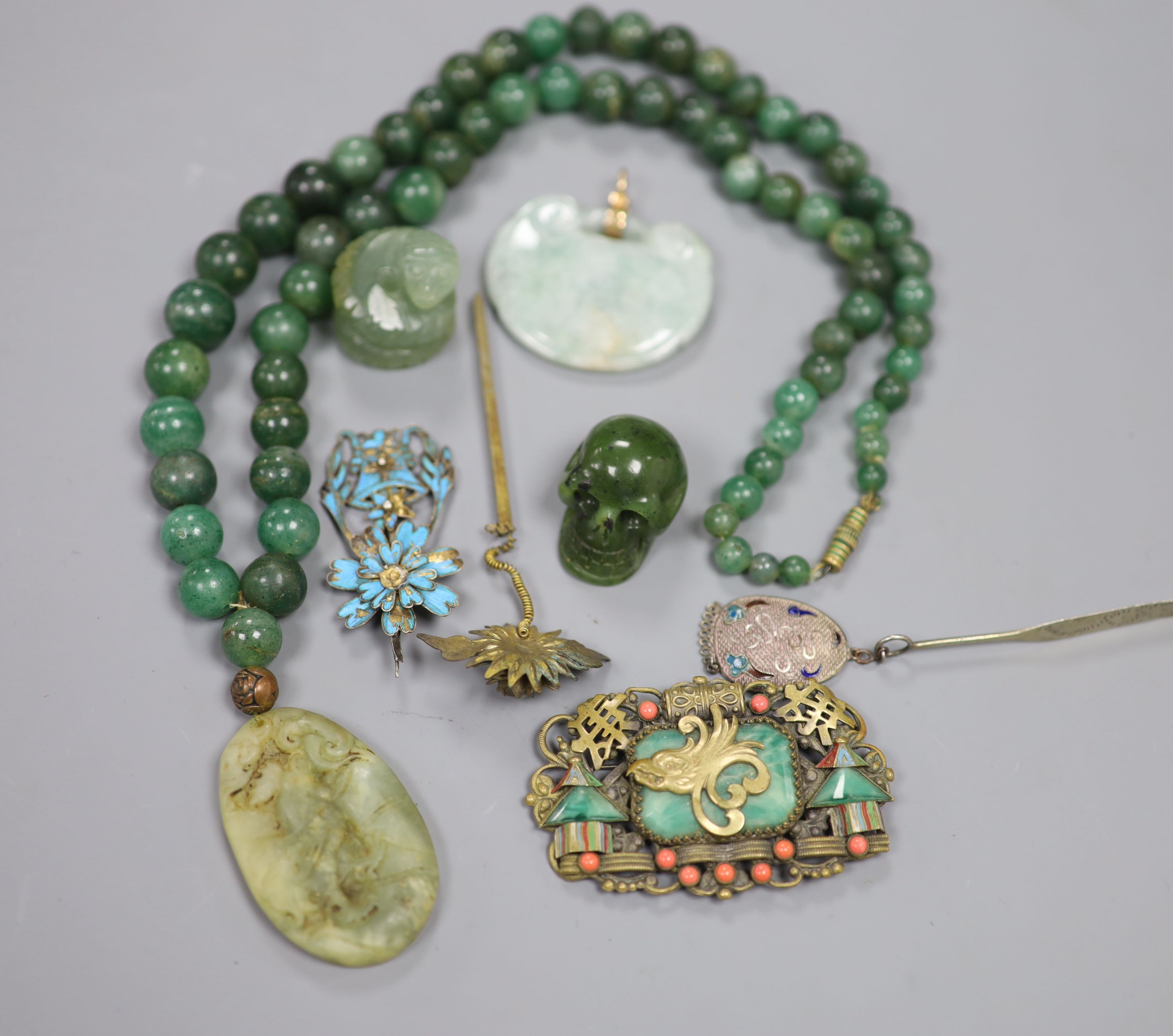 A Chinese jade necklace and jewellery